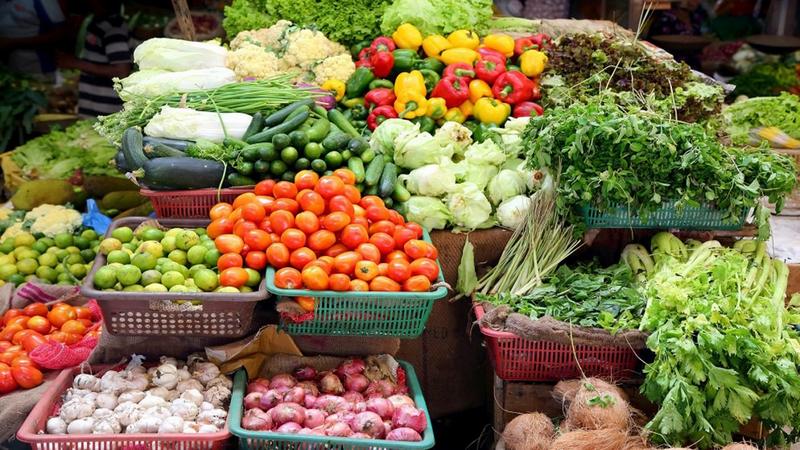 السوق المركزي...البندورة (10_17) قرشا والخيار ( 20 _40 ) قرشا