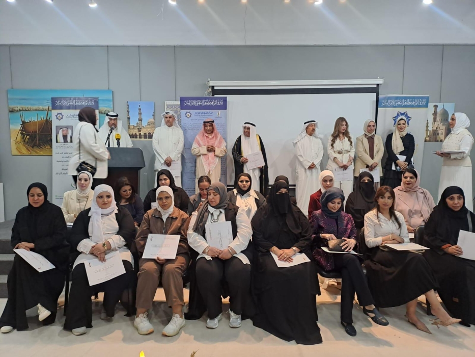 افتتاح معرض تشكيلي للمشاركين في جائزة الابن البار في الكويت