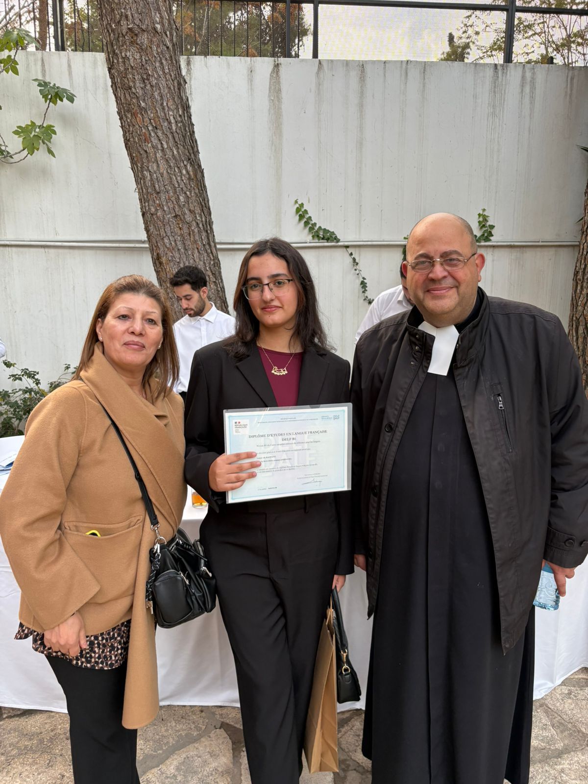 *السفير الفرنسي في عمان يكرم الطالبة لمار الراميني لتفوقها بامتحان اللغة الفرنسية المدرسي*