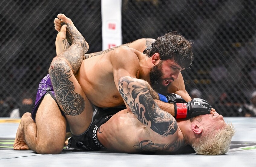 مقاتل يكتسح خصمه قبل خنقه