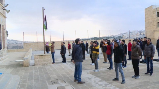 التربية تدعو إلى الالتزام بالطابور الصباحي وفقراته الوطنية والرياضية