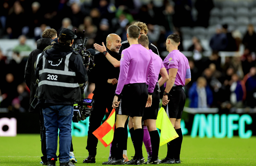 غوارديولا يعتذر عن تعنيف مصور بعد خسارة مانشستر سيتي في نيوكاسل