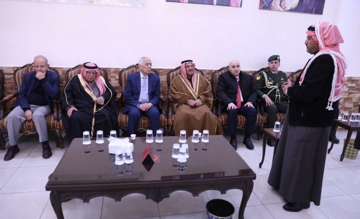 مندوبا عن الملك وولي العهد. العيسوي يعزي بوفاة  عمة  الشيخ  توفيق  صندوقة