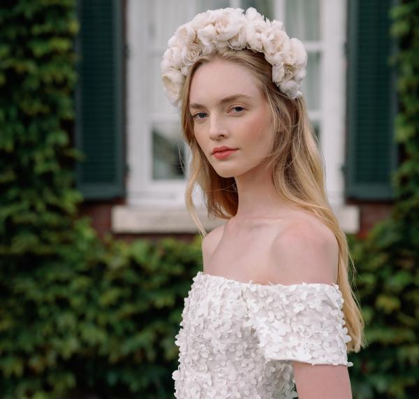 تسريحات شعر عروس 2026 المفرودة الكلاسيكية