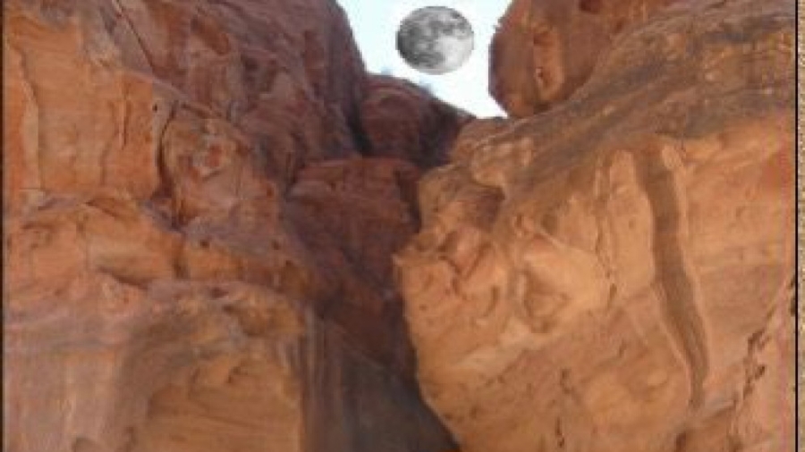 قمر شبه بدر يزيّن سماء البترا في ليلة الثبات القمري النادر