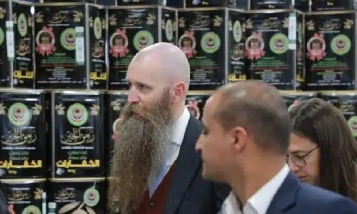 السفير الأميركي يزور مهرجان الزيتون