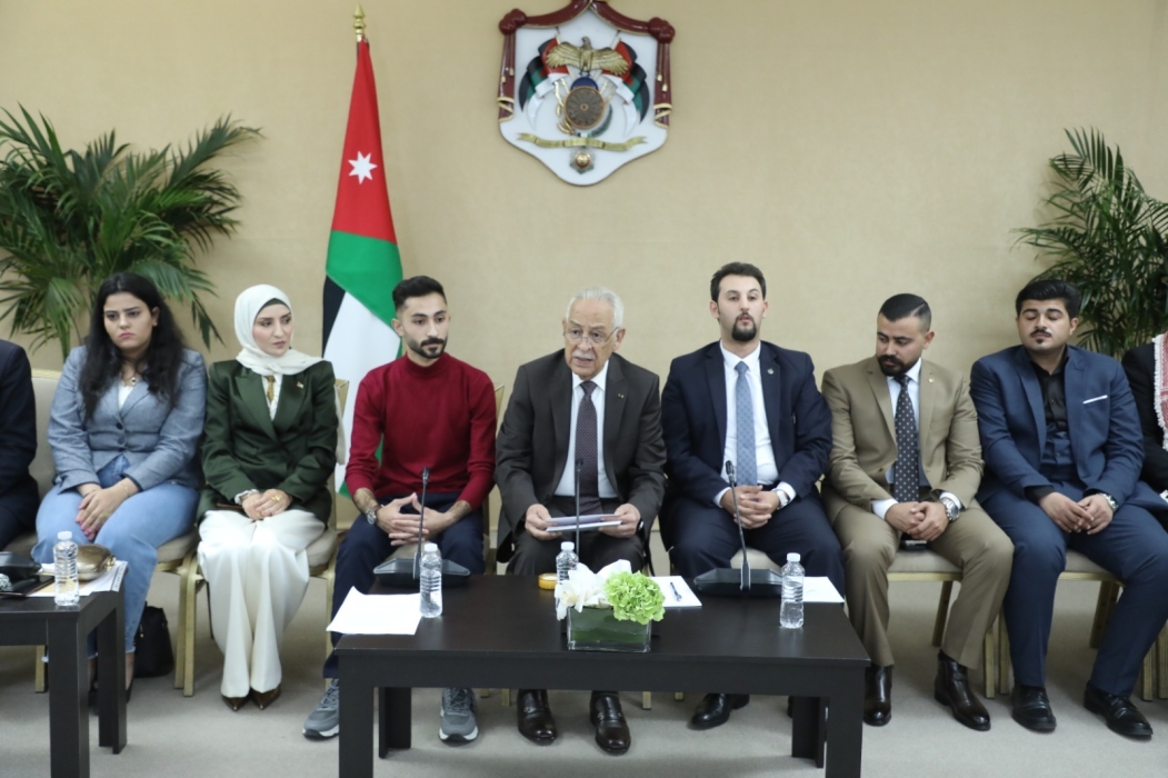 استقبلهم رئيس الديوان الملكي الهاشمي*  *400 شاب وشابة في الديوان الملكي يؤكدون وقوفهم خلف القيادة الهاشمية وصناعة المستقبل*