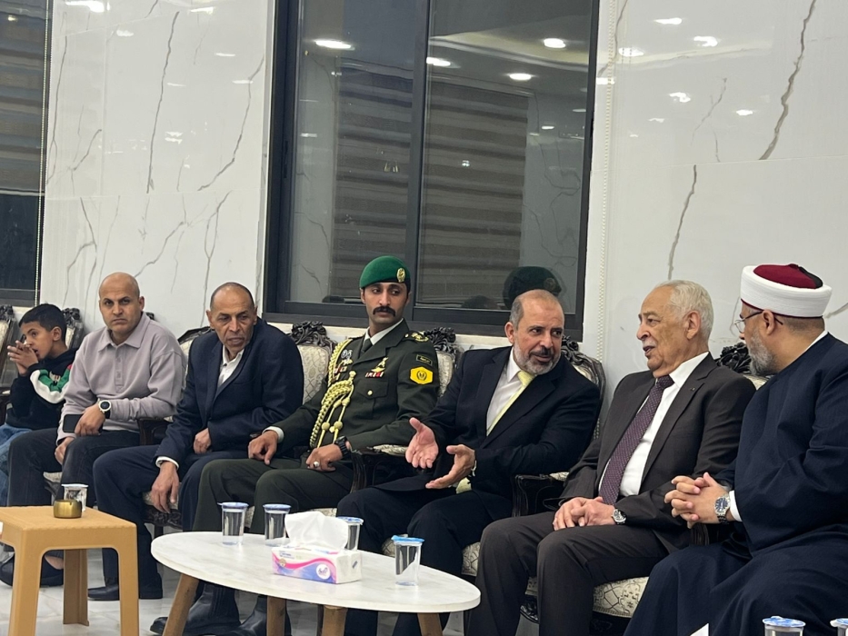 العيسوي ينقل تعازي الملك وولي العهد لعشيرة المناصير بوفاة المرحوم أنور  القاسم  ...  و الأستاذ منور  القاسم المناصير يشيد باللفتة الملكية السامية ويؤكد الوقوف مع القيادة والوطن في وجه كل من يتربص به