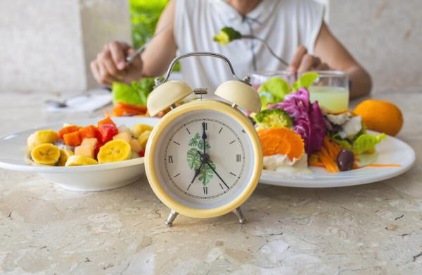 دراسة تحذر من آثار خفية للصوم المتقطع على الجسم