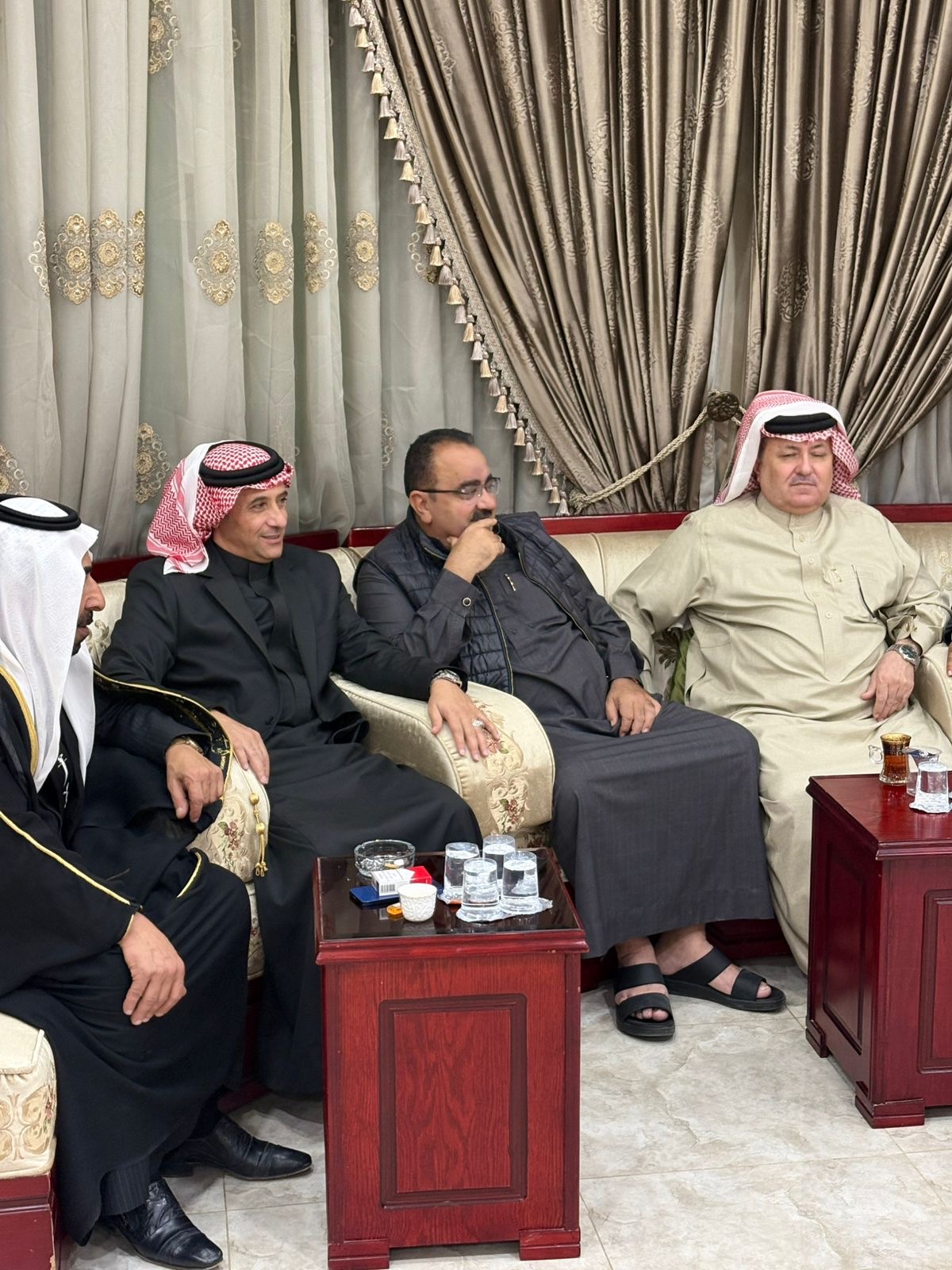 قاسم الدخل الله بني خالد وحسن الشبول يهنئان خليل سرحان أبو سرحان بالسلامة مع كل امنيات الشفاء.