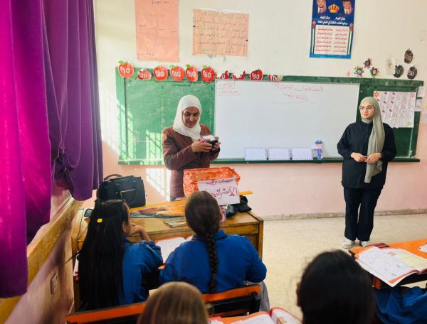 فريحات تتفقد المدارس المسائية في تربية الأغوار الشمالية