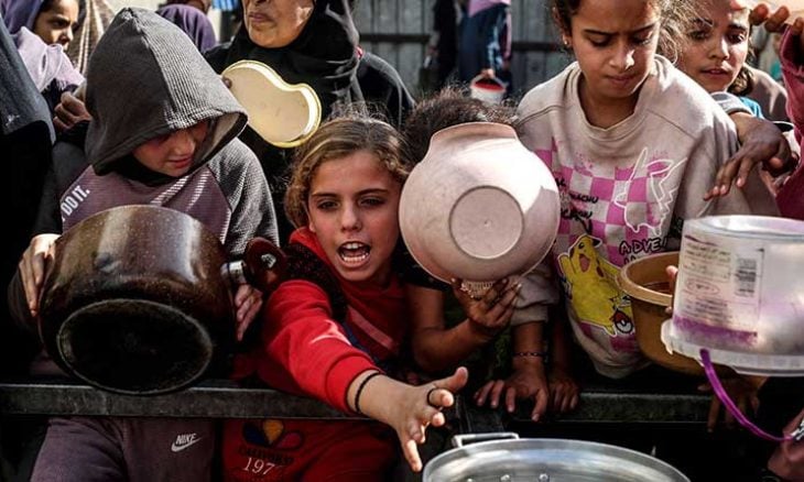 قرقعة أواني الطعام تعلو طوابير «التكايا» في غزة