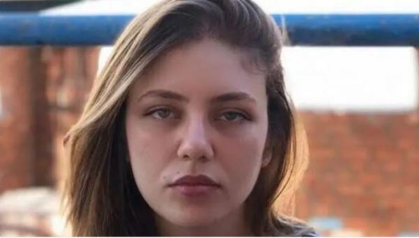 تواجه عاهة دائمة .. رحمة حسن تكشف تفاصيل خطأ طبي أفقدها شعرها