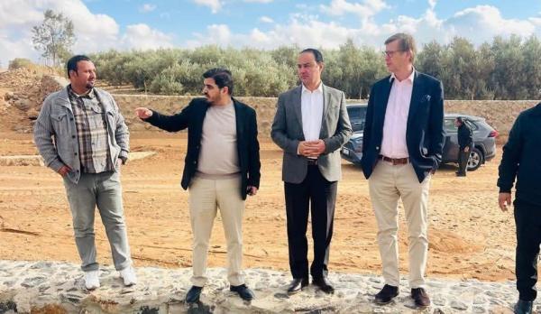 السفير الألماني يزور بلدية ام الجمال