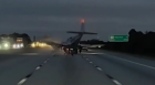 طائرة تسقط على طريق مكتظ بالسيارات بولاية فلوريدا