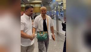 حقيبة عمرو دياب تشعل السوشيال ميديا.. ما قصتها وكم يبلغ ثمنها؟