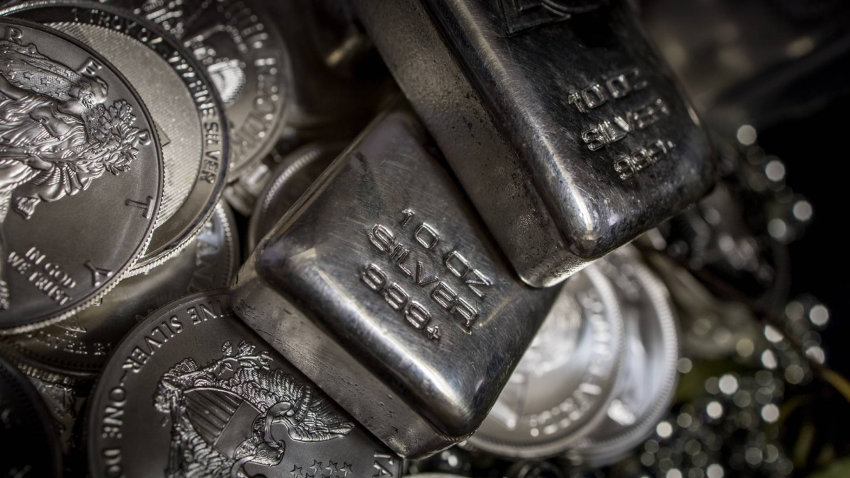 الفضة تستعيد بريقها: مكاسب تفوق 1 وتلامس 63 دولارًا