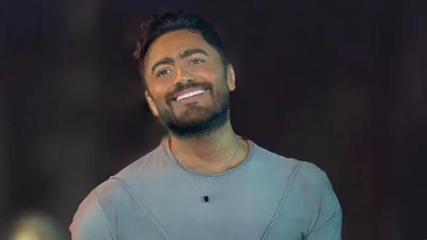 تامر حسني يمازح أسماء جلال .. ياما طلعت من شنطها فراخ