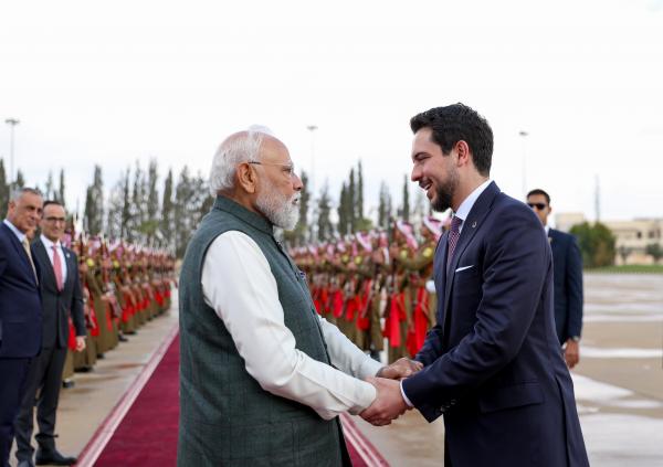 ولي العهد في وداع رئيس الوزراء الهندي