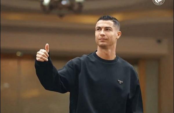 أرقام فلكية .. كم حصدت صورة استعراض رونالدو عضلاته المفتولة؟