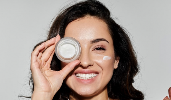 فيتامين (E) للبشرة .. متى يكون الحل المثالي ومتى يصبح عدواً لبشرتك؟