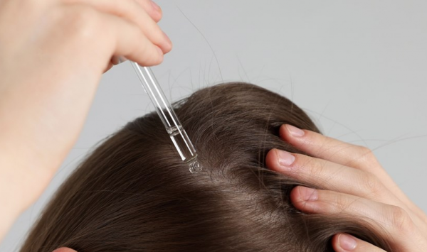 هل يقلل العلاج بالضوء الأحمر تساقط الشعر؟ .. إليكِ كل ما تحتاجين لمعرفته