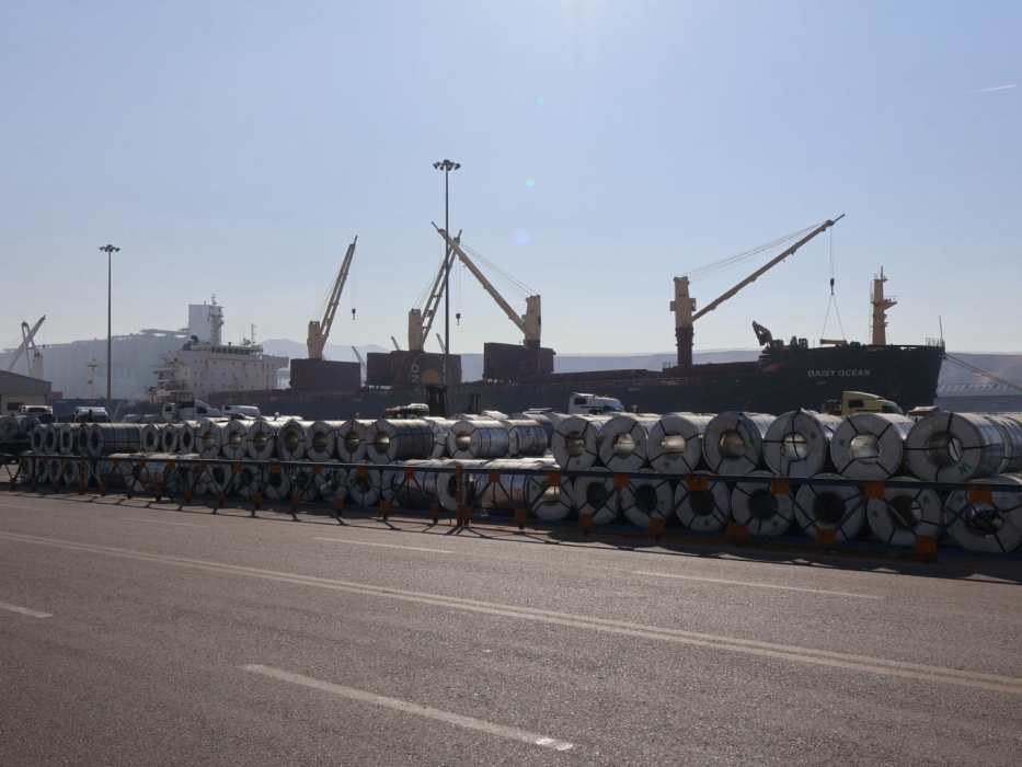 حركة مناولة نشطة في ميناء العقبة