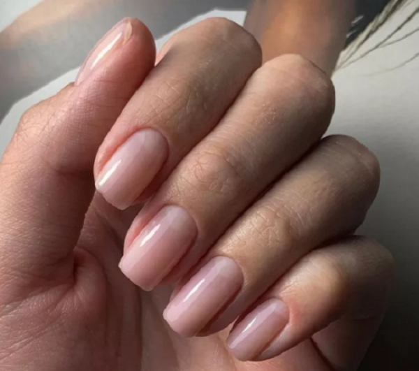 ما أكثر ألوان طلاء الأظافر شيوعاً في حصاد 2025؟