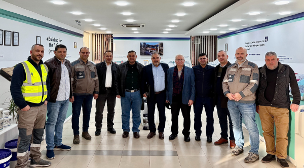 وفد من وزارة الاقتصاد والصناعة السورية يزور مصنع إسمنت المناصير