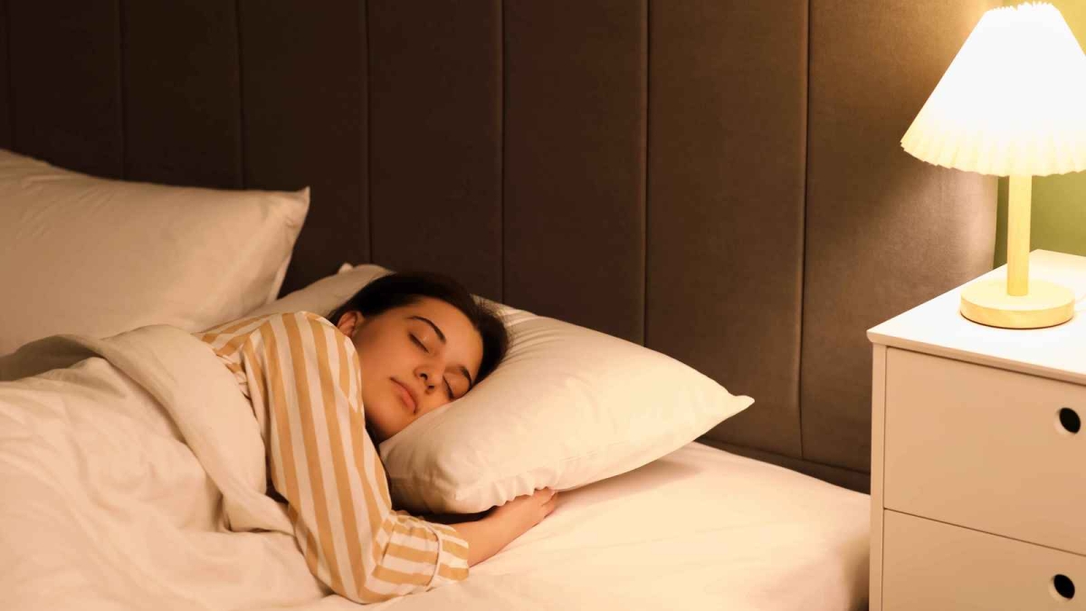 بعد رفض الزواج والإنجاب .. أم تتوّج ابنتها ملكة العالم في النوم