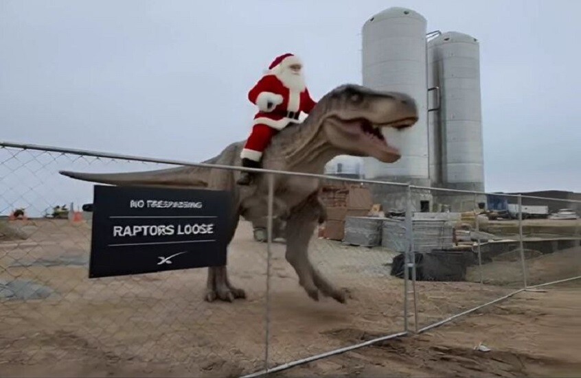 ماسك ينشر مقطع فيديو يظهر سانتا كلوز يمتطي ديناصورا