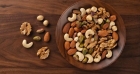 دراسة: المكسرات تقلل الرغبة الشديدة في تناول الحلويات والوجبات السريعة