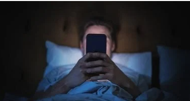 68 من الأمريكيين يستخدمون الهاتف في الحمام و40 أثناء مواعيد غرامية