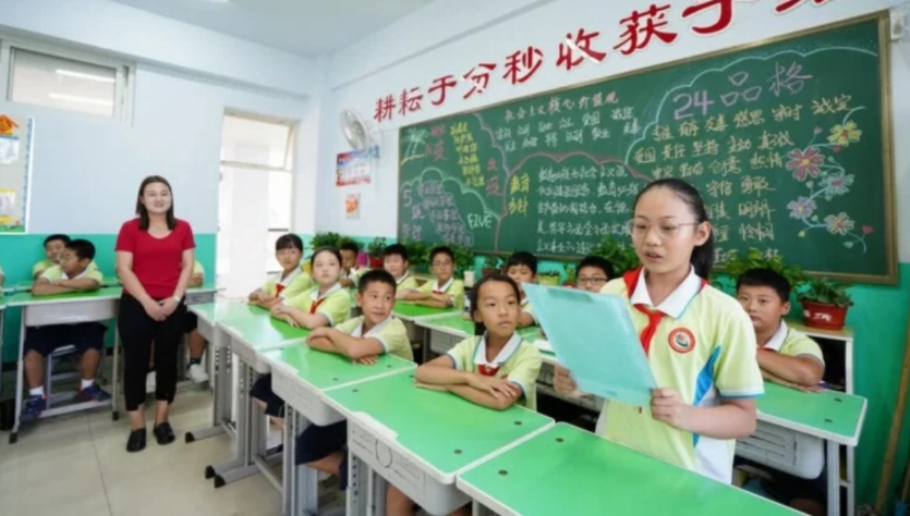 إيقاف معلمة صينية دعت على طلابها بـ الإصابة بالإنفلونزا