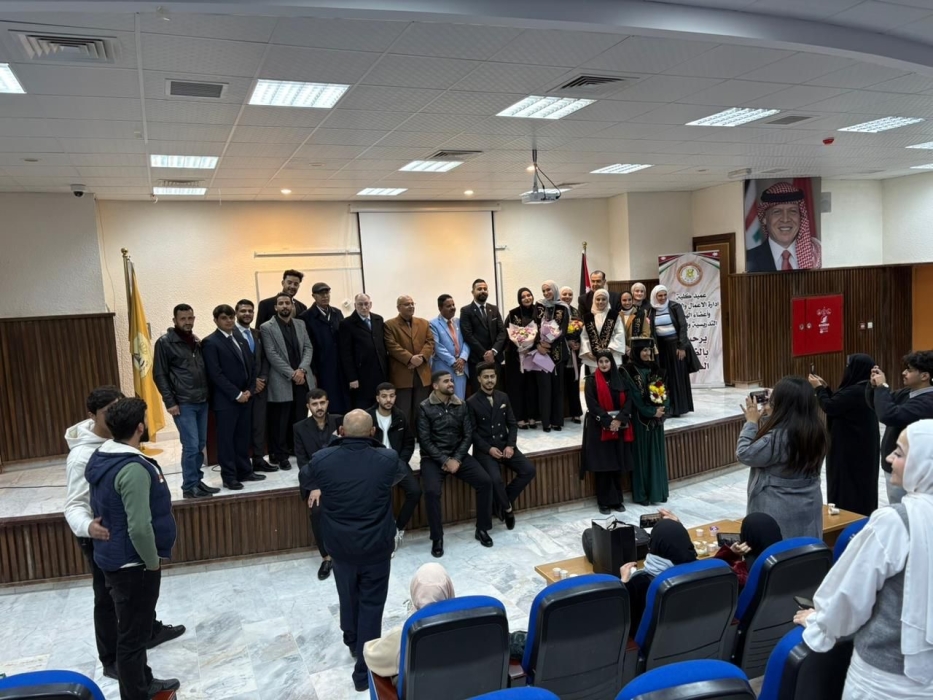 يبارك الاستاذ الدكتور مدثر جميل ابو كركي إ إلى طلاب قسم الإعلام و الدراسات الاستراتيجية جامعة الحسين بن طلال مناقشة مادة  حلقة بحث و عقبال التخريج