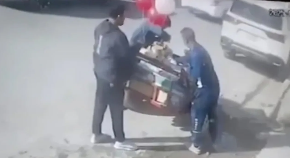 العراق .. أسطوانة أكسجين تنفجر في وجه بائع فتقتله وتصيب والده