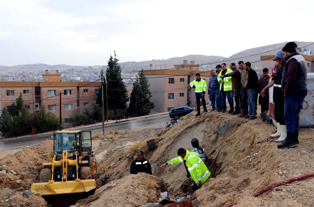 أمانة عمان الكبرى ترفد بلدية الطفيلة الكبرى بكوادر وآليات لمعالجة أضرار الأمطار