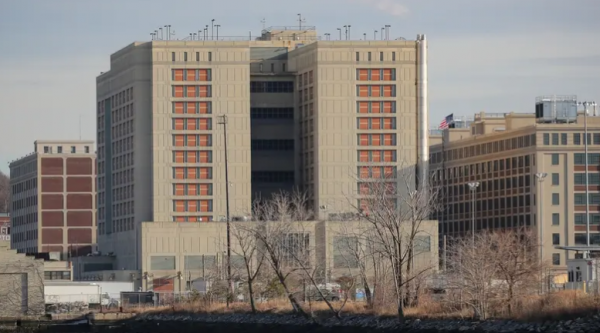 يعرف بظروفه السيئة .. مركز احتجاز بروكلين الذي يقبع فيه مادورو