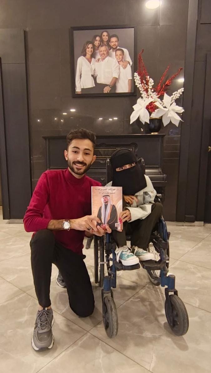 المهندس عمرو أبو عنقور يسلّم الفنانة التشكيلة ملك رأفت رئيسة لجنة ذوي الإعاقة في منصة RYS الدولية كتاب ولي العهد «مستقبل شعب وأمل أمة»