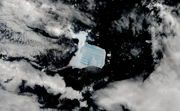 جبل جليدي أيقوني عملاق يقترب من «التفكك الكامل»