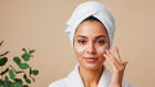 أخطاء شائعة في تنظيف البشرة تسرع فقدان الإشراقة من دون أن تنتبهي لها