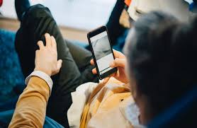 خبير يحذر: لا تصطحبوا الهاتف إلى غرفة النوم ودورة المياه