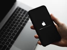 فضيحة الآيفون .. هاتف ذكي يطيح بمسؤول حكومي في الهند