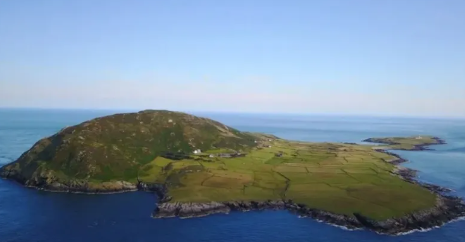 جزيرة بريطانية تطلب موظفين بإقامة مجانية .. لكن المهمة ليست سهلة