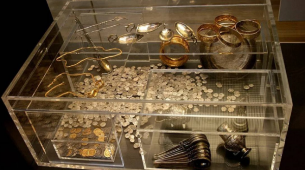 من مطرقة لثروة بالملايين .. اكتشاف خامس أغلى كنز في العالم بالصدفة!