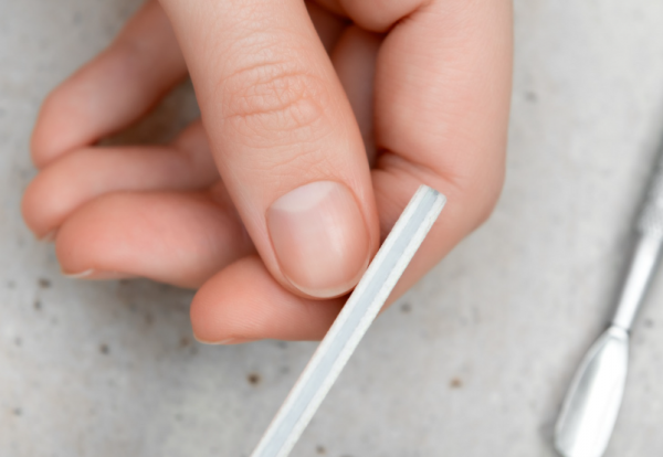 الفرق بين الأظافر الصحية والضعيفة .. كيف تميزين بينهما شكلاً وملمساً؟