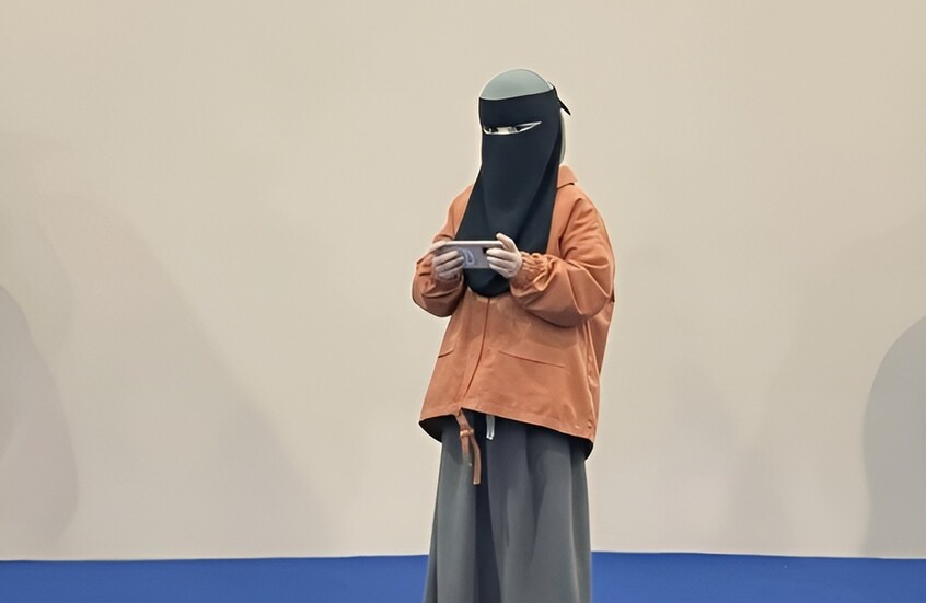 طفلة روسية تسرق الأضواء وتثير ضجة في معرض القاهرة للكتاب