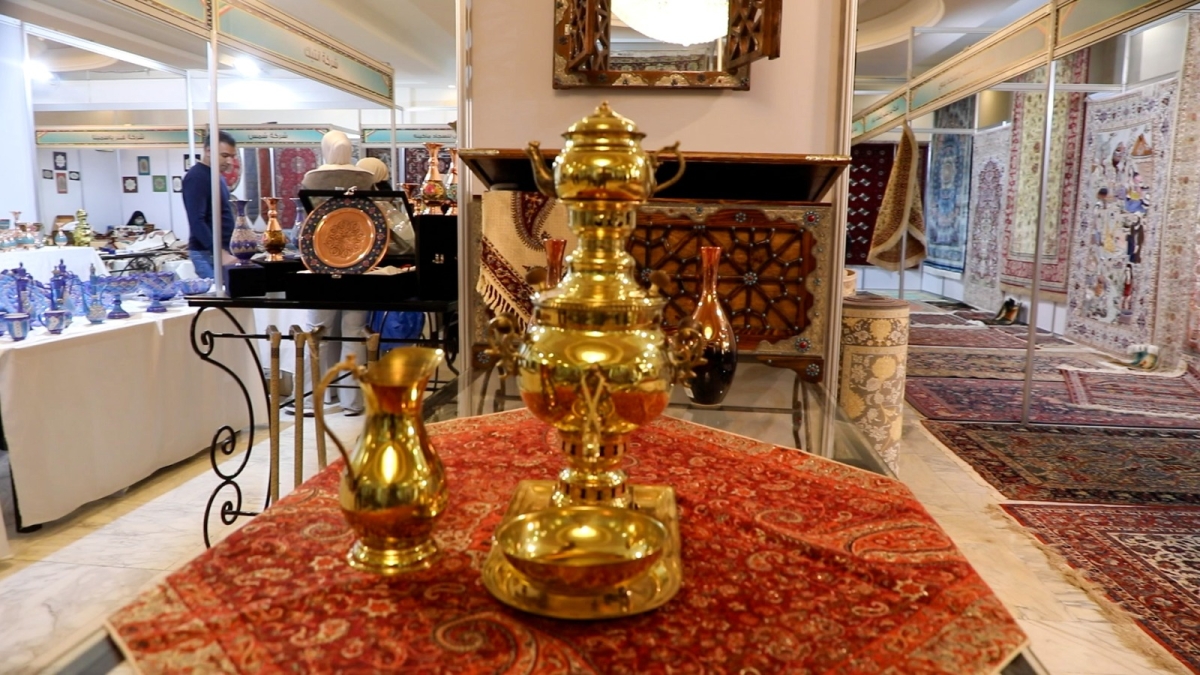 عمان تعانق سحر الشرق: المعرض الإيراني رحلة عبر الزمن على خيوط الحرير ( صور )