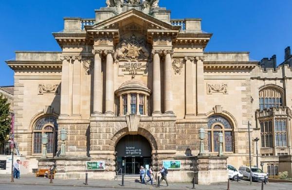الشرطة البريطانية تعتقل متهما بسرقة 600 قطعة أثرية من متحف بريستول