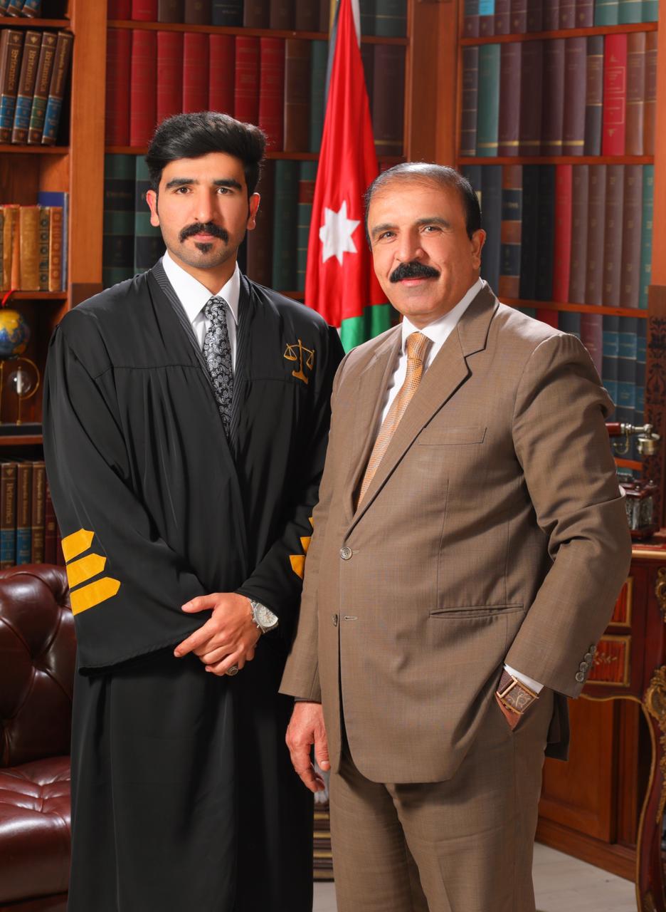 الشباب عبد المجيد نجل الشيخ زايد السميران المساعيد ينال درجة البكالوريوس تخصص القانون